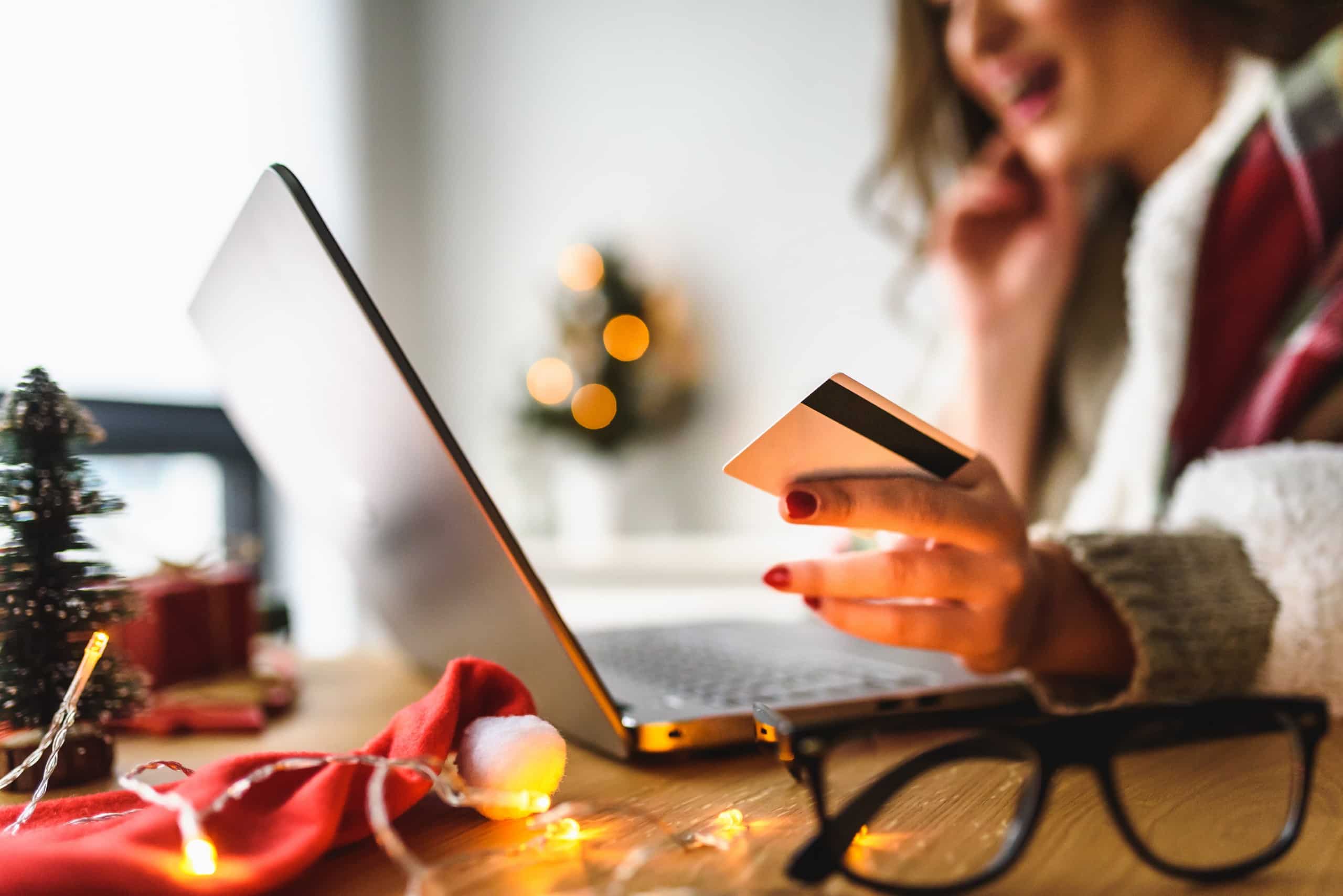 woman online shopping holiday season